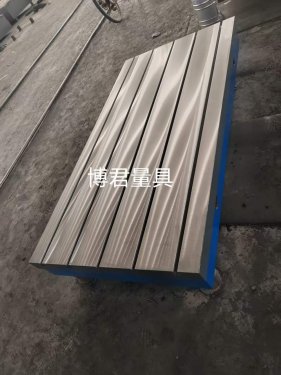 鑄鐵平臺應(yīng)用于重型機(jī)械加工的輔助作業(yè)面